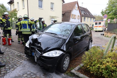 Kirchheim: Fahrzeuglenkerin verliert Kontrolle ueber Mercedes und faehrt gegen Hauswand