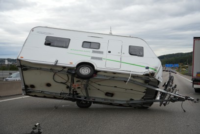 Leonberg: Lkw kollidiert mit Wohnwagengespann -Wohnwagen kippt zur Seite 