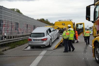 Leonberg: Lkw kollidiert mit Wohnwagengespann -Wohnwagen kippt zur Seite 
