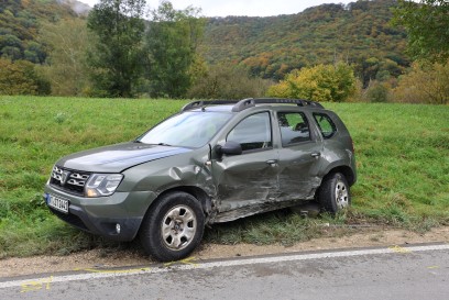 Lenningen: Fahrzeug geraet auf Gegenspur und Streift entgegenkommendes Fahrzeug