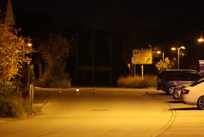 Beuren: Fahrzeuglenker mit zwei Fahrgaesten verliert beim Driften die Kontrolle ueber seinen Mercedes und kracht in parkendes Auto - drei Verletzte