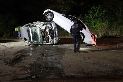 Beuren: Fahrzeuglenker mit zwei Fahrgaesten verliert beim Driften die Kontrolle ueber seinen Mercedes und kracht in parkendes Auto - drei Verletzte