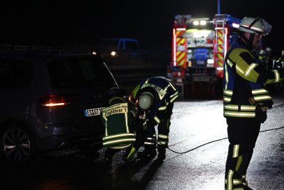 Kirchheim Teck: VW schlaegt mehrmals in Leitplanke ein und kommt auf der linken Fahrbahn zum stehen. Kilometer langer Stau