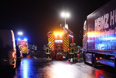 Kirchheim Teck: VW schlaegt mehrmals in Leitplanke ein und kommt auf der linken Fahrbahn zum stehen. Kilometer langer Stau