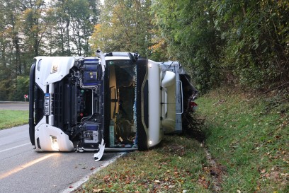 Uhingen: LKW kippt in Rechtskurve unf verliert Ladung