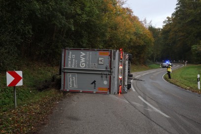 Uhingen: LKW kippt in Rechtskurve unf verliert Ladung