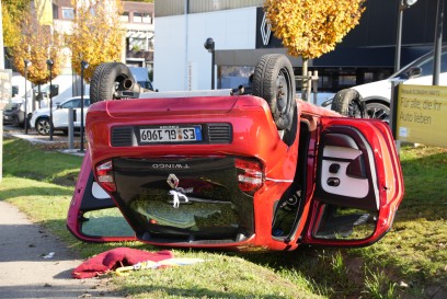 Berkheim: Twingo kommt von Strasse ab und ueberschlaegt sich- 2 verletzte