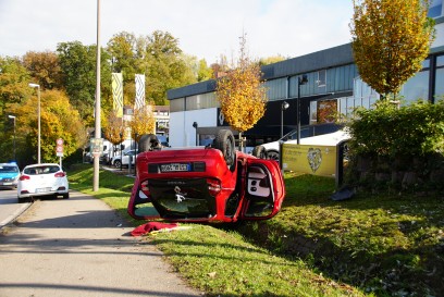 Berkheim: Twingo kommt von Strasse ab und ueberschlaegt sich- 2 verletzte