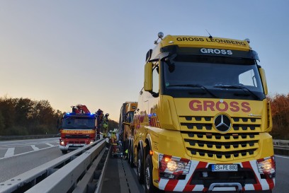Sindelfingen A8: LKW kracht auf Fahrbahnteiler