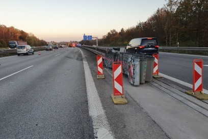 Sindelfingen A8: LKW kracht auf Fahrbahnteiler