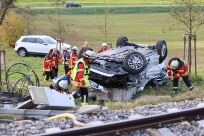 Neuffen: Zug rammt PKW und schleudert Ihn von Bahnuebergang