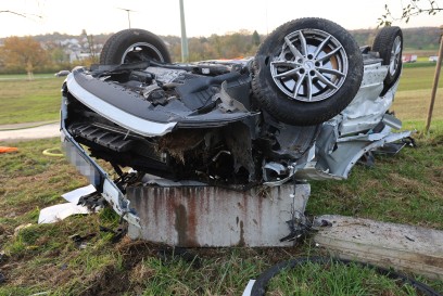 Neuffen: Zug rammt PKW und schleudert Ihn von Bahnuebergang