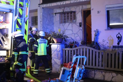 Goeppingen: Carport brand droht auf Wohnhaus ueber zu greifen. Feuerwehr mit Grossaufgebot vor Ort