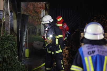Goeppingen: Carport brand droht auf Wohnhaus ueber zu greifen. Feuerwehr mit Grossaufgebot vor Ort