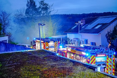 Plochingen: Brand in Einliegerwohnung fuehrt zu Feuerwehreinsatz - Rauchwolke schon aus Wendlingen sichtbar 