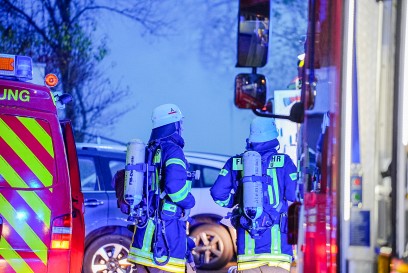 Plochingen: Brand in Einliegerwohnung fuehrt zu Feuerwehreinsatz - Rauchwolke schon aus Wendlingen sichtbar 