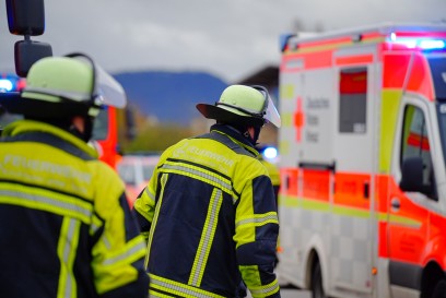 Kirchheim Teck: Auffahrunfall fuehrt zur Vollsperrung auf der A8 - Feuerwehr und Rettungsdienst im Einsatz 