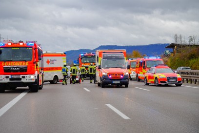 Kirchheim Teck: Auffahrunfall fuehrt zur Vollsperrung auf der A8 - Feuerwehr und Rettungsdienst im Einsatz 
