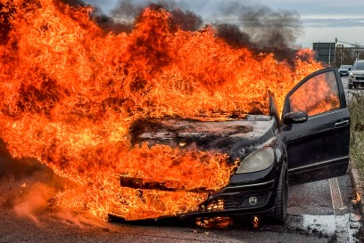 Sindelfingen: Mercedes brennt lichterloh - Calwer Strasse teils gesperrt