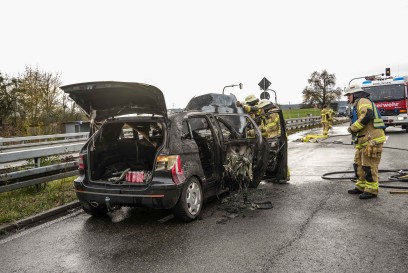 Sindelfingen: Mercedes brennt lichterloh - Calwer Strasse teils gesperrt