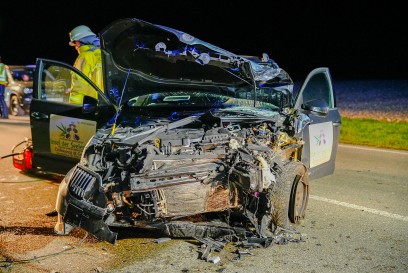 Frontalcrash auf B465 fordert drei Verletzte - Feuerwehr und Rettungdienst vor Ort