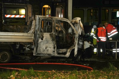 Stuttgart-Vaihingen:Lkw brennt nach Unfall mit Stadtbahn aus 