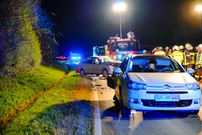 Weilheim Teck: Heftiger Auffahrunfall fordert zwei Verletzte und Verkehrschaos - Truemmerfeld ueber 30 Meter verteilt