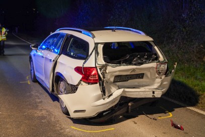Weilheim Teck: Heftiger Auffahrunfall fordert zwei Verletzte und Verkehrschaos - Truemmerfeld ueber 30 Meter verteilt