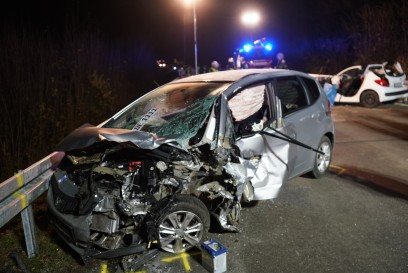 Aichelberg: Schwerer Verkehrsunfall im Begegnungsverkehr - Person eingeklemmt
