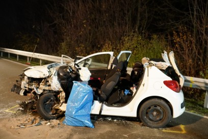 Aichelberg: Schwerer Verkehrsunfall im Begegnungsverkehr - Person eingeklemmt