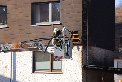 Albershausen: Unter Carport geparkter Wohnwagen im Vollbrand - Feuer droht auf Wohnhaus ueber zu schlagen