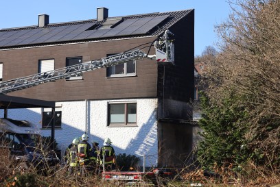 Albershausen: Unter Carport geparkter Wohnwagen im Vollbrand - Feuer droht auf Wohnhaus ueber zu schlagen
