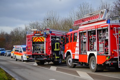 Bissingen Teck: PKW kommt von der Fahrbahn ab und ueberschlaegt sich mehrfach