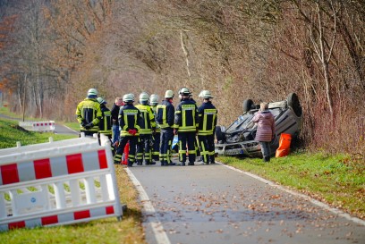 Bissingen Teck: PKW kommt von der Fahrbahn ab und ueberschlaegt sich mehrfach