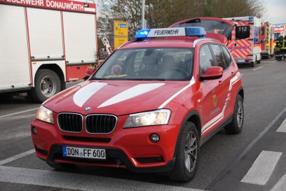 Donauwoerth: Drei Autos fahren an Kreuzung aufeinander auf