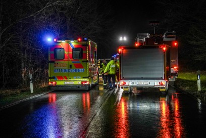 Weil im Schoenbuch: VW Bus kracht in Gegenverkehr - mehrere Verletzte