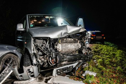 Weil im Schoenbuch: VW Bus kracht in Gegenverkehr - mehrere Verletzte