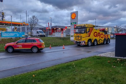 Herrenberg-Gueltstein: LKW reisst sich Tank auf