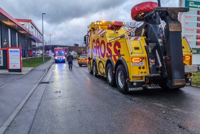 Herrenberg-Gueltstein: LKW reisst sich Tank auf