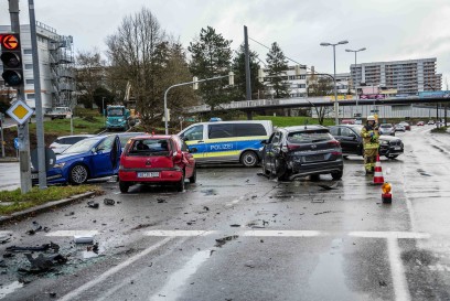 Sindelfingen: Skoda kracht auf stehende PKW an einer Ampel