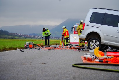 Dettingen Teck: Toedlicher Frontalcrash auf Landstrasse - VW Caddy kollidiert frontal mit LKW - LKW auf der Seite PKW Fahrer toedlich verletzt 