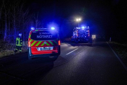Leonberg: Mercedes kommt von Fahrbahn und landet im Wald