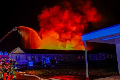 Wendlingen: Grossbrand in Firmengebaeude -  Riesen Flammeninferno -  Mehrere Feuerwehren aus dem Landkreis im Einsatz 