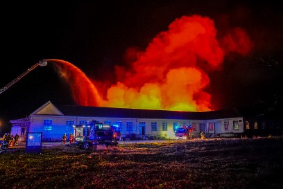 Wendlingen: Grossbrand in Firmengebaeude -  Riesen Flammeninferno -  Mehrere Feuerwehren aus dem Landkreis im Einsatz 