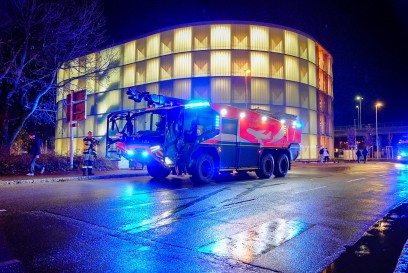 Wendlingen: Grossbrand in Fabrikgebauede - Grosseinsatz Feuerwehren aus mehreren Landkreisen im Einsatz - Darunter FLF der Flughafenfeuerwehr