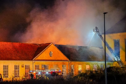 Wendlingen: Grossbrand in Fabrikgebauede - Grosseinsatz Feuerwehren aus mehreren Landkreisen im Einsatz - Darunter FLF der Flughafenfeuerwehr