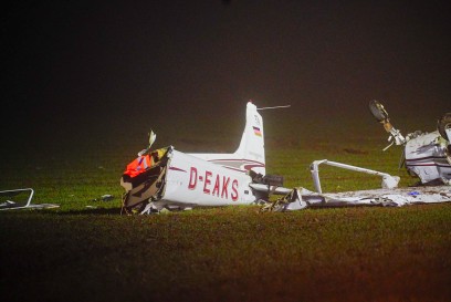 Stuttgart: Kleinflugzeug stuerzt ab - Zwei Schwerverletzte - Grosseinsatz