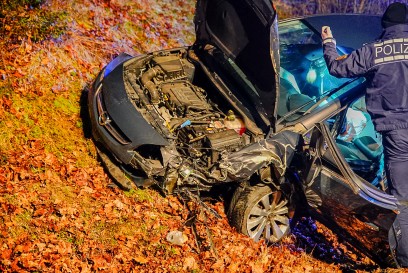 Nuertingen: Verkehrsunfall auf B297 fordert vier Verletzte - B297 gesperrt 