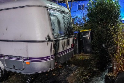 Plochingen: Wohnwagen faengt vermutlich durch Boeller Feuer - Anwohner verhindern schlimmeres
