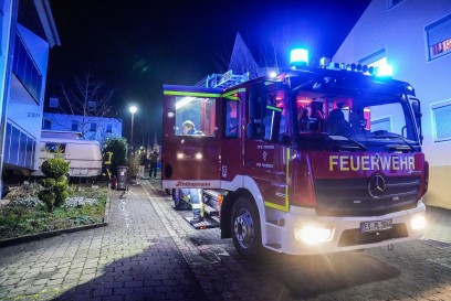 Plochingen: Wohnwagen faengt vermutlich durch Boeller Feuer - Anwohner verhindern schlimmeres